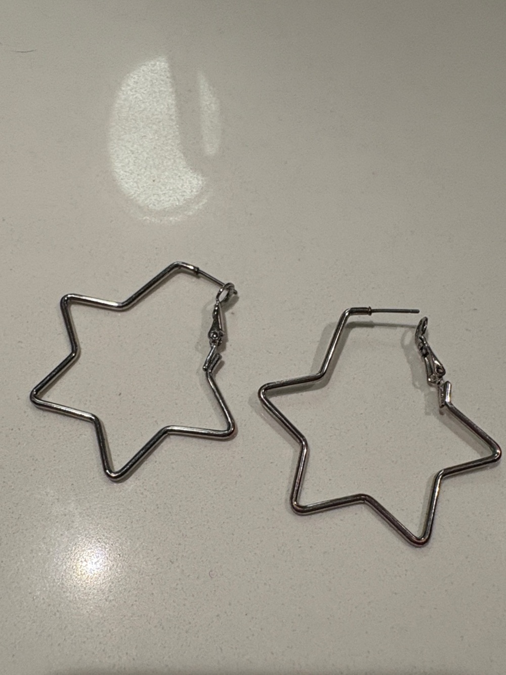 Star-Shaped Hoop Earrings in Shiny Silver